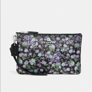 ❤️Coach Wristlet Black Posey Print